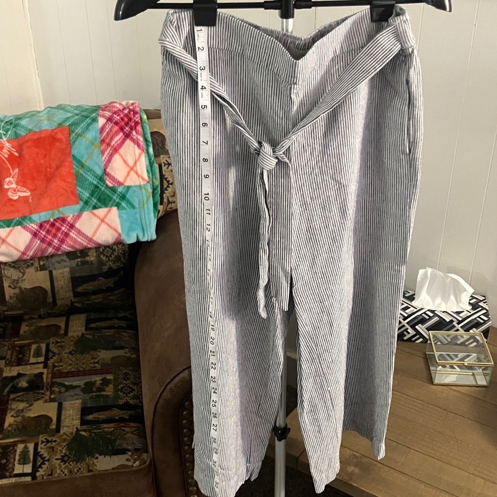 LOFT Blue and White Patterned crop pants